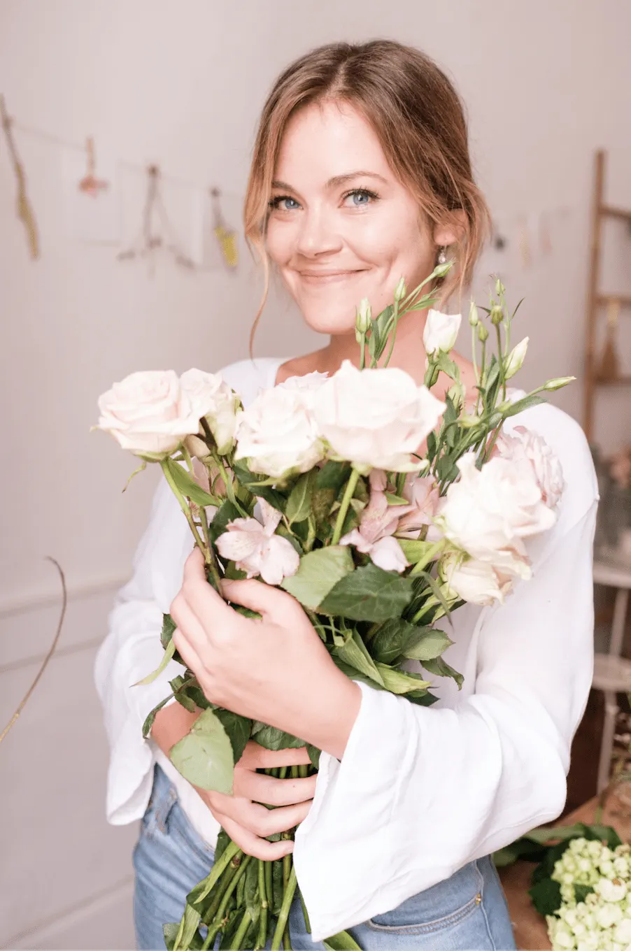 Aída con un ramo de flores frescas